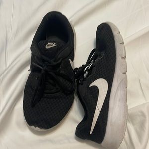 size 4Y black nike shoes